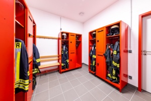 Feuerwehrspinde vom Typ Modern in Rot mit Einsatzkleidung