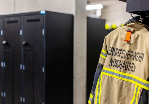 Feuerwehrjacke der Berufsfeuerwehr Nordhausen hängt an einer Garderobe