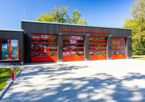 Das Gerätehaus der Feuerwehr Westercelle mit vier Garagentoren
